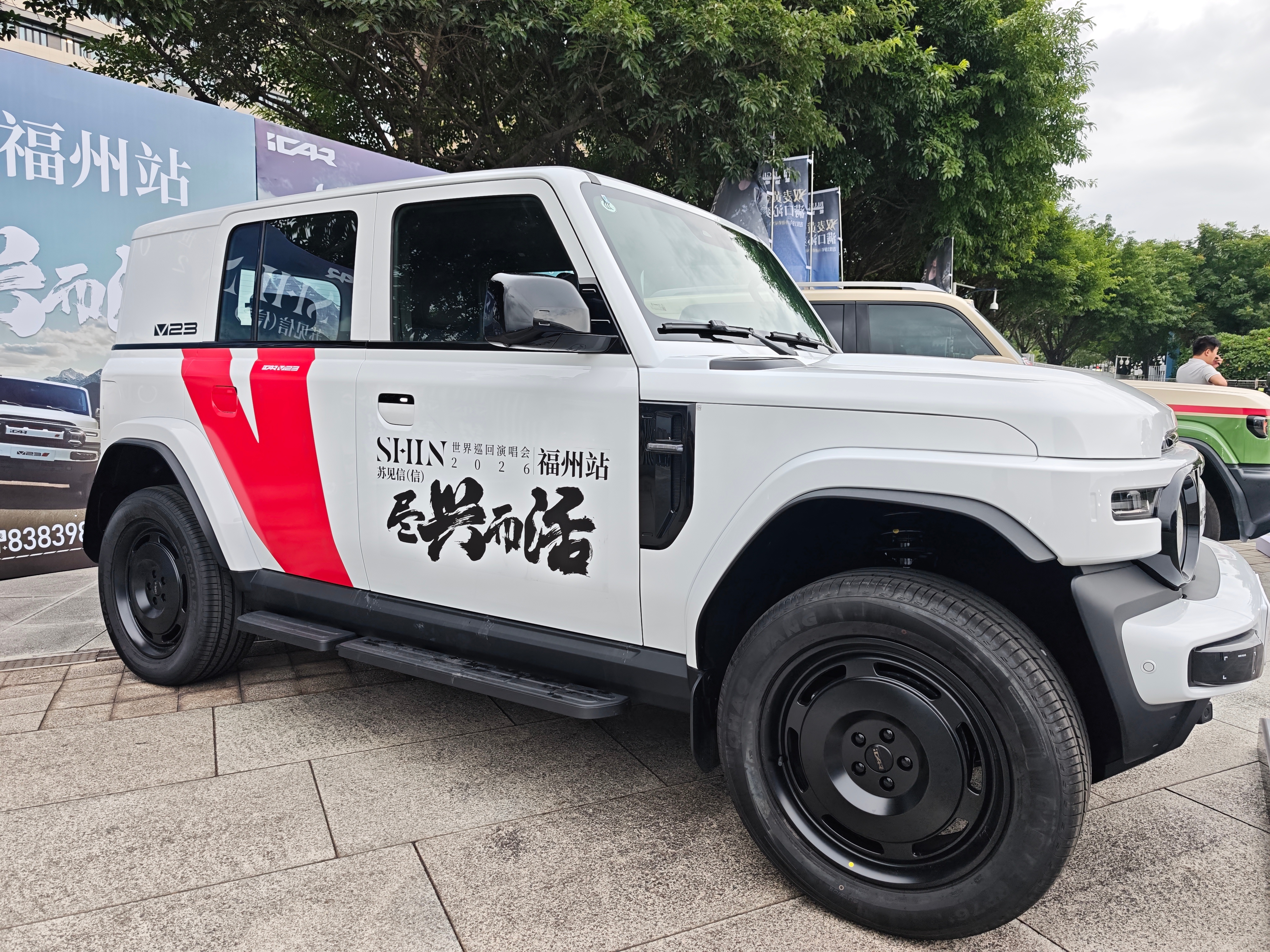 福州苏见信高音燃爆海峡奥体苏见信登台开唱！标志性嗓音回荡海峡奥体，歌曲演绎饱含情