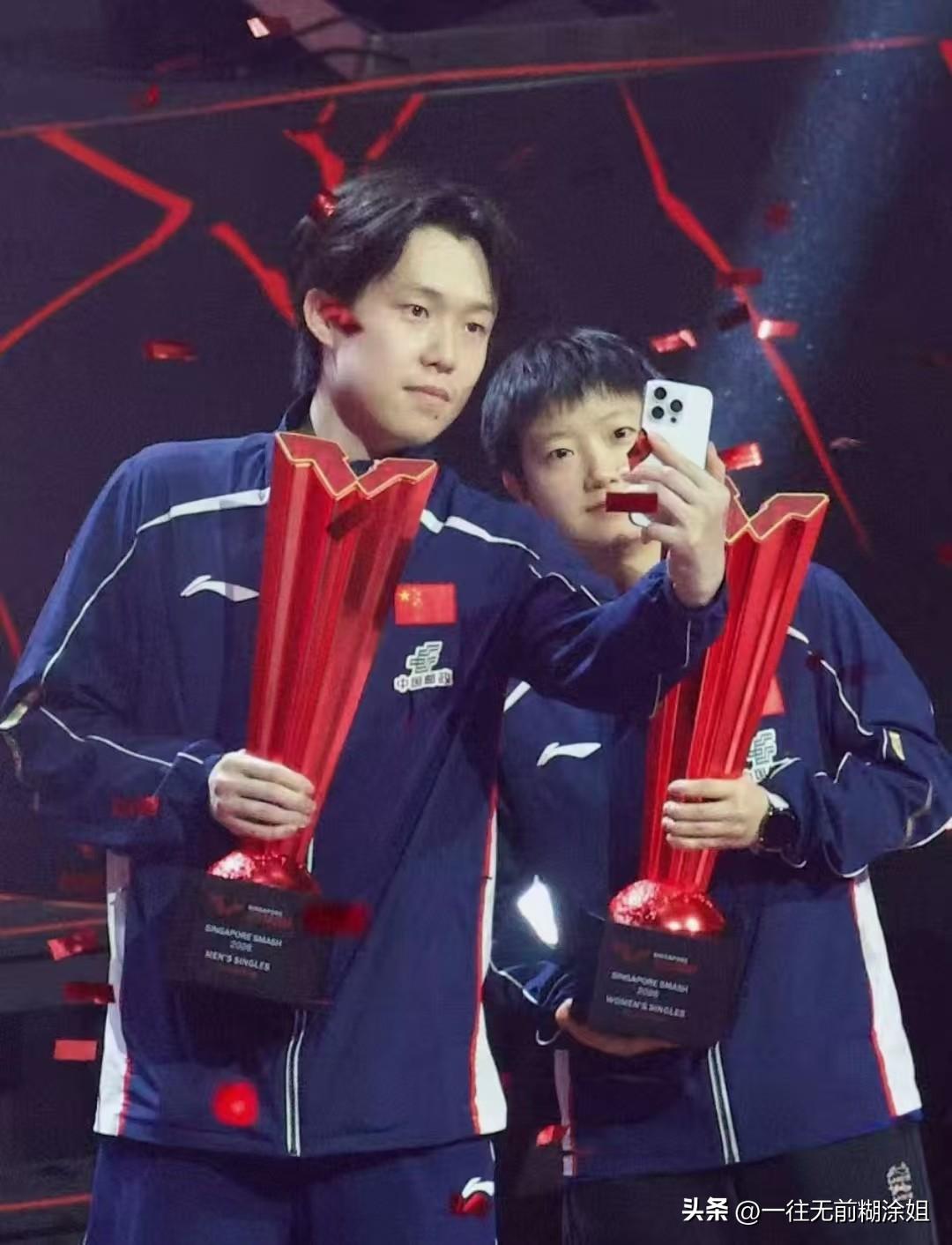 有人说为什么他俩不握手，别的都握手

是熟人不用，不熟的要握手[捂脸]

莎莎奖