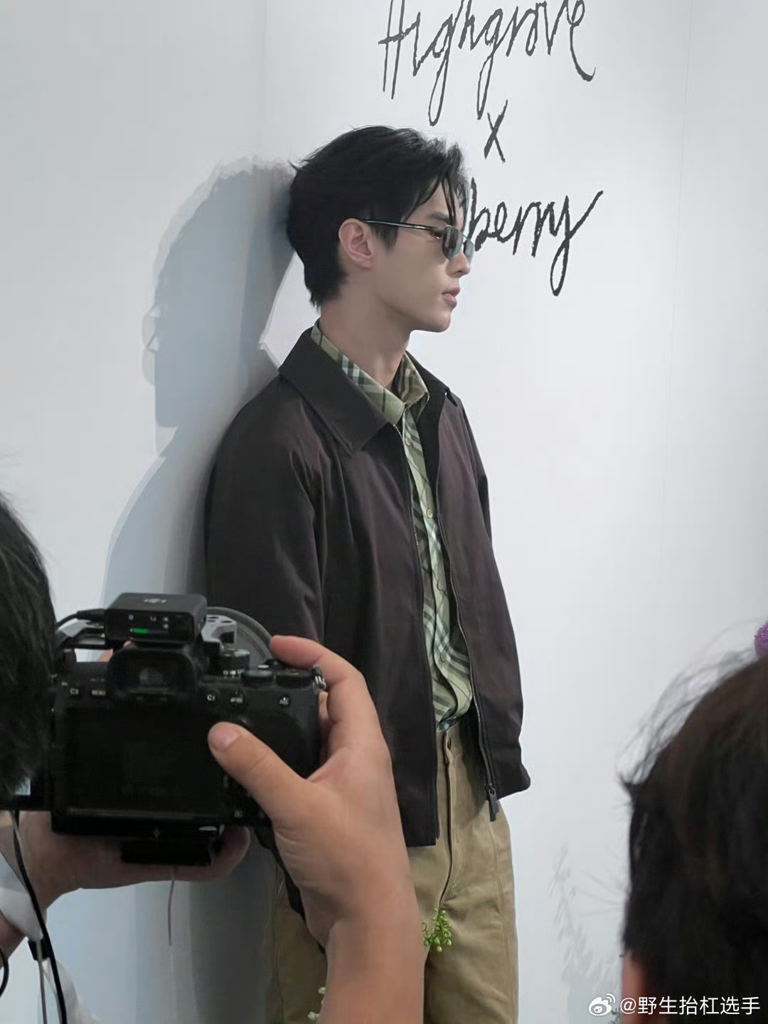 何与[超话]何与青岛线下活动生图何与在青岛穿 Burberry 的生图我反复观看