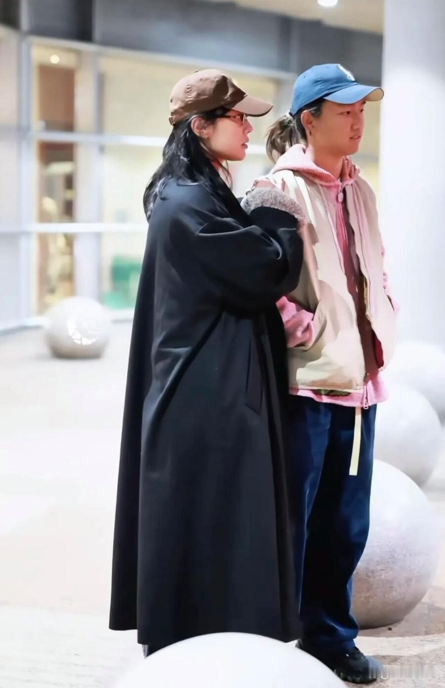 白百何的儿子跟陈雨凡长得太像了，完全一个模子刻出来的，身高已经超过了妈妈，扎着辫