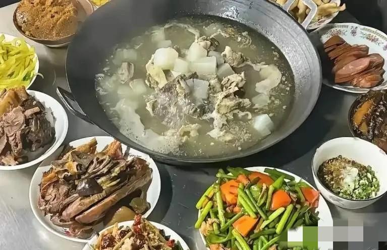 泪目！6 名退休老师去贵州旅游，突遇大雨，在一农户家躲雨，主人家做了 9 菜 1