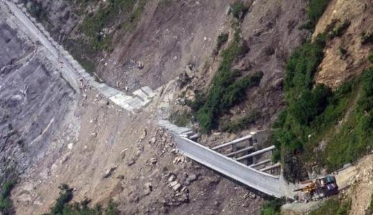 2008年汶川大地震时，15名空降兵从5000米的高空盲跳，下降中的李振波发现自