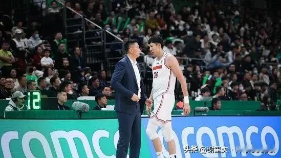 杜锋太尴尬，遭遇教练员生涯“至暗时刻”，连续3个赛季无缘决赛，确实不如杨鸣，徐昕