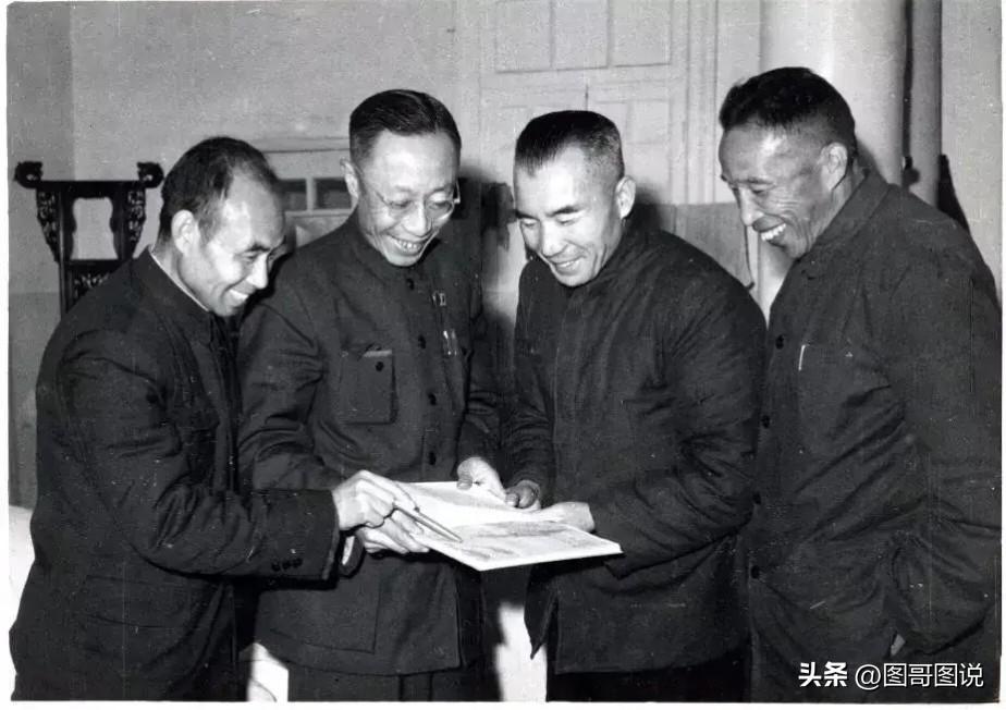 这张拍摄于60年代的珍贵黑白照片，记录了首批特赦战犯担任全国政协文史专员时的工作