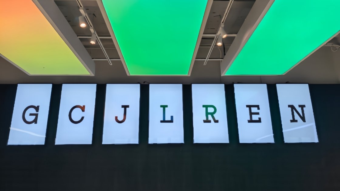 七块动态屏幕，七个字母（GC JL REN）果然“7”是GCGG的幸运数字“7”