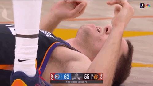 亚历山大肘击防守球员，裁判熟视无睹，太阳队挑战才得到伸张正义。