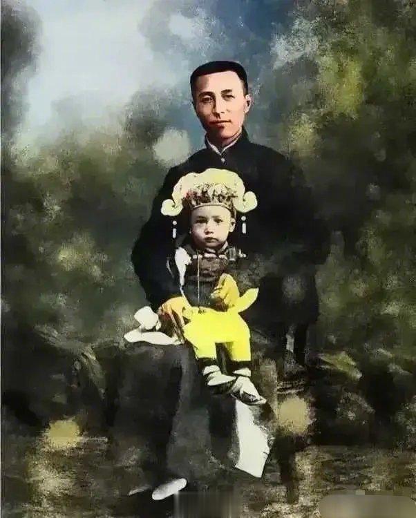 这位父亲并不知道他怀里抱着的竟然是整个中华民族的脊梁，但他或许有感觉，因为他的目