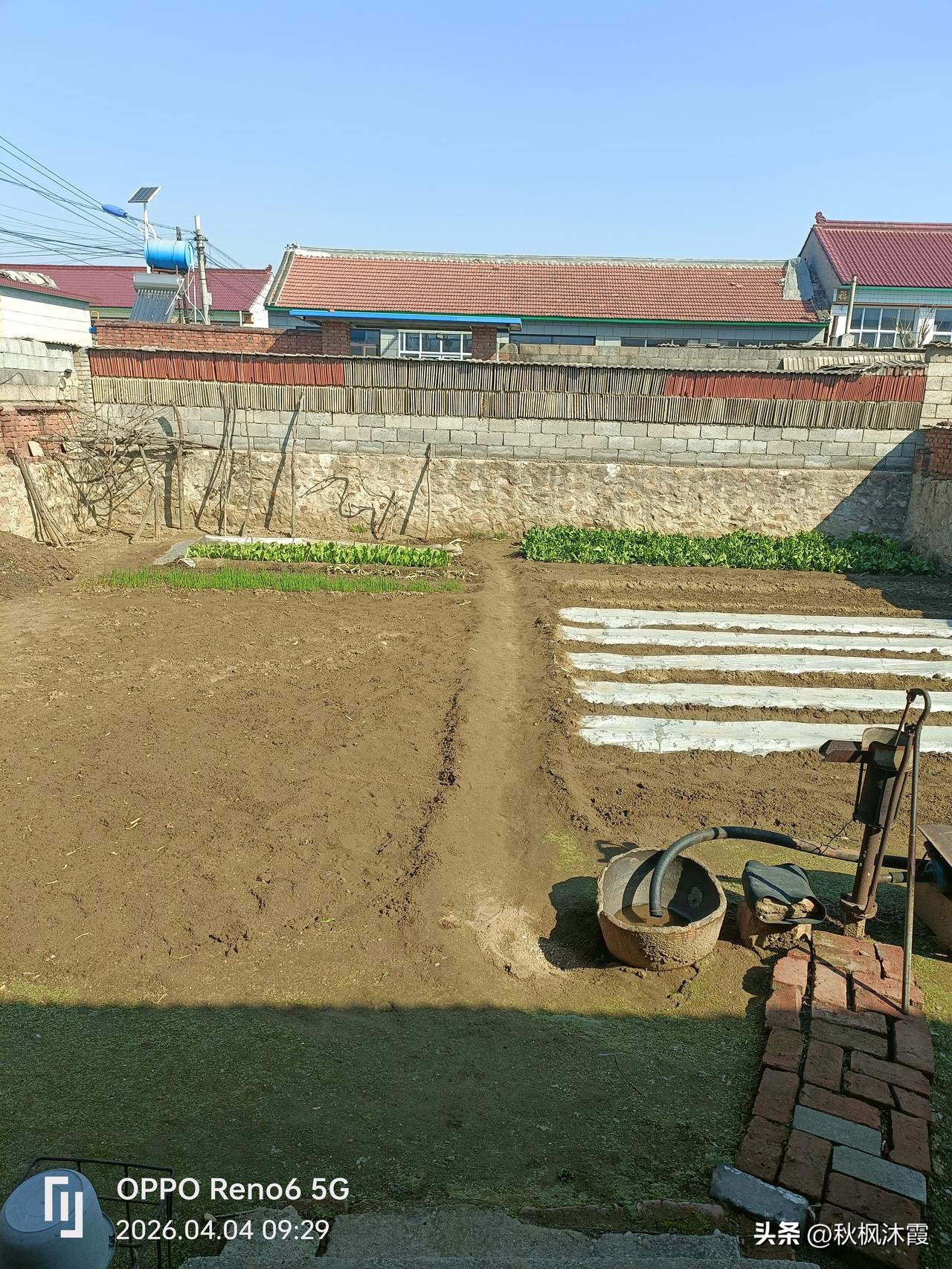 我家古老的压水井，已经用了三十五年了，现在依旧在使用。电闸一开，水流哗哗滴。
