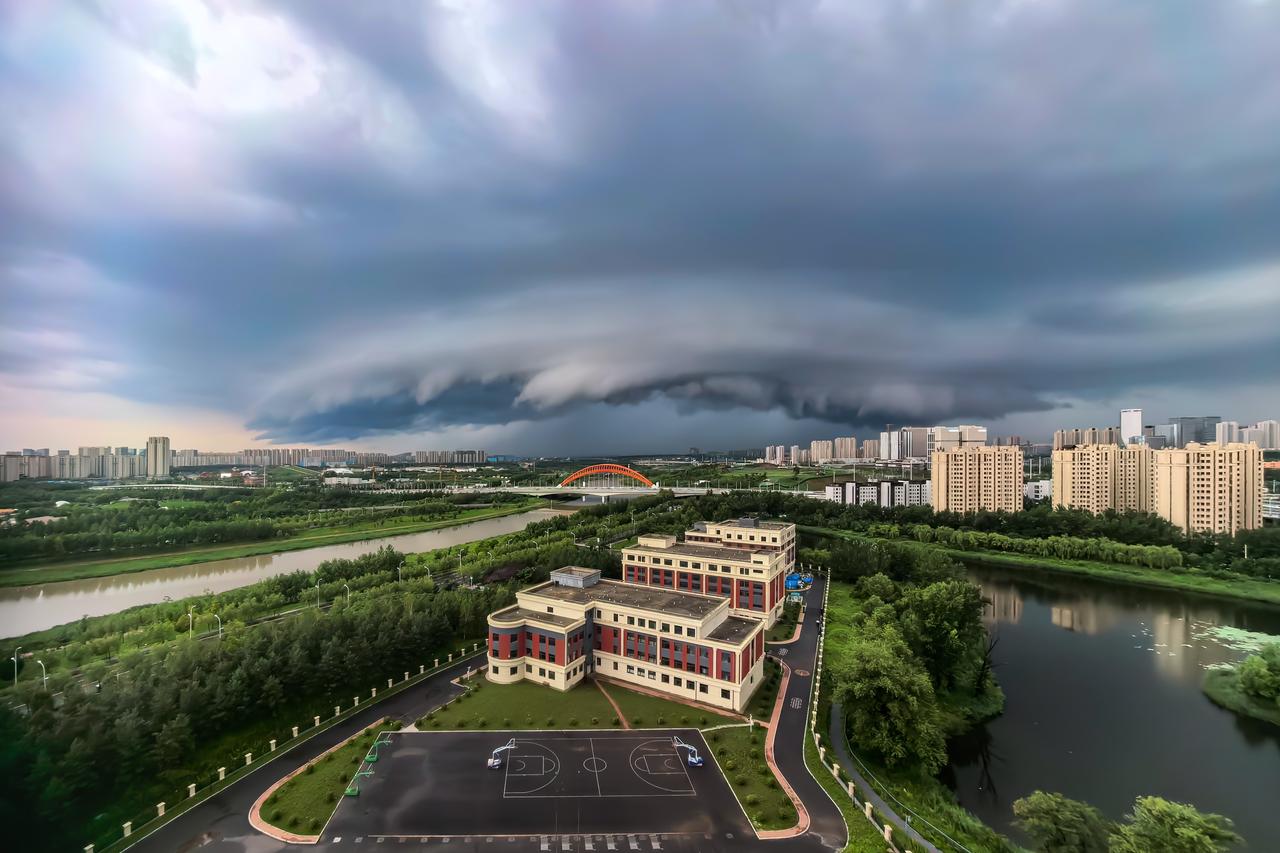 暴风雨来临之前

黑云幻作墨龙，自天际翻涌覆压而来，云絮探出锐爪，几番探落又收回