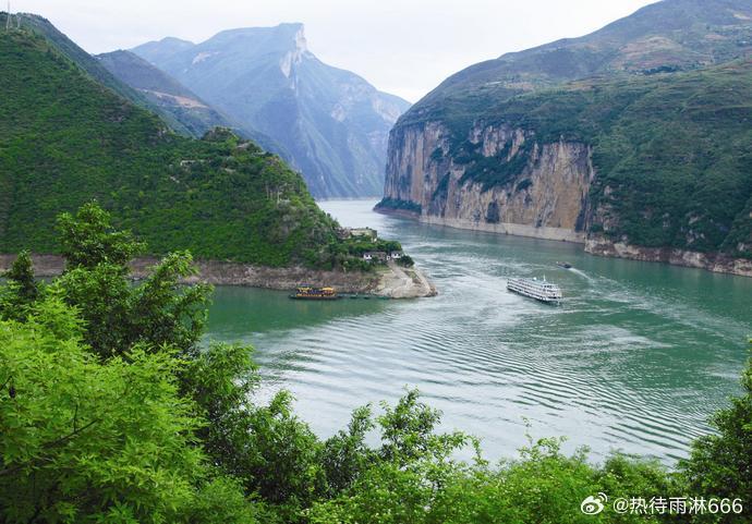 【瞿塘峡】瞿塘峡是长江第一峡，虽然仅八公里长，却是最令人屏息的一段江峡。两岸如削