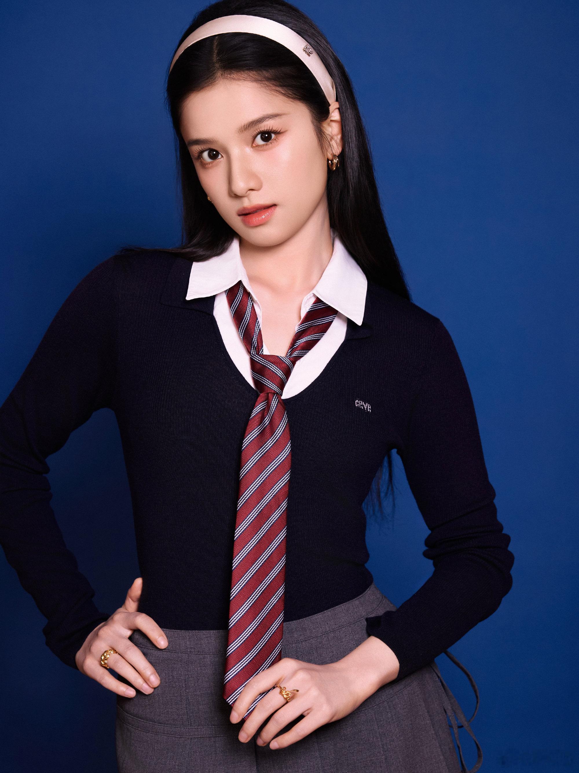 张婧仪美高学姐张婧仪新风格美翻了 我翻完了所有网友的评论，几乎全是在夸这次风格突