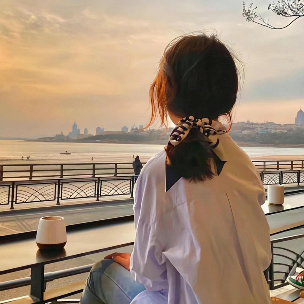 老家什么都好，山好、水好、空气好，就是人心不太好，庙小妖风大，水浅王八多，小地方