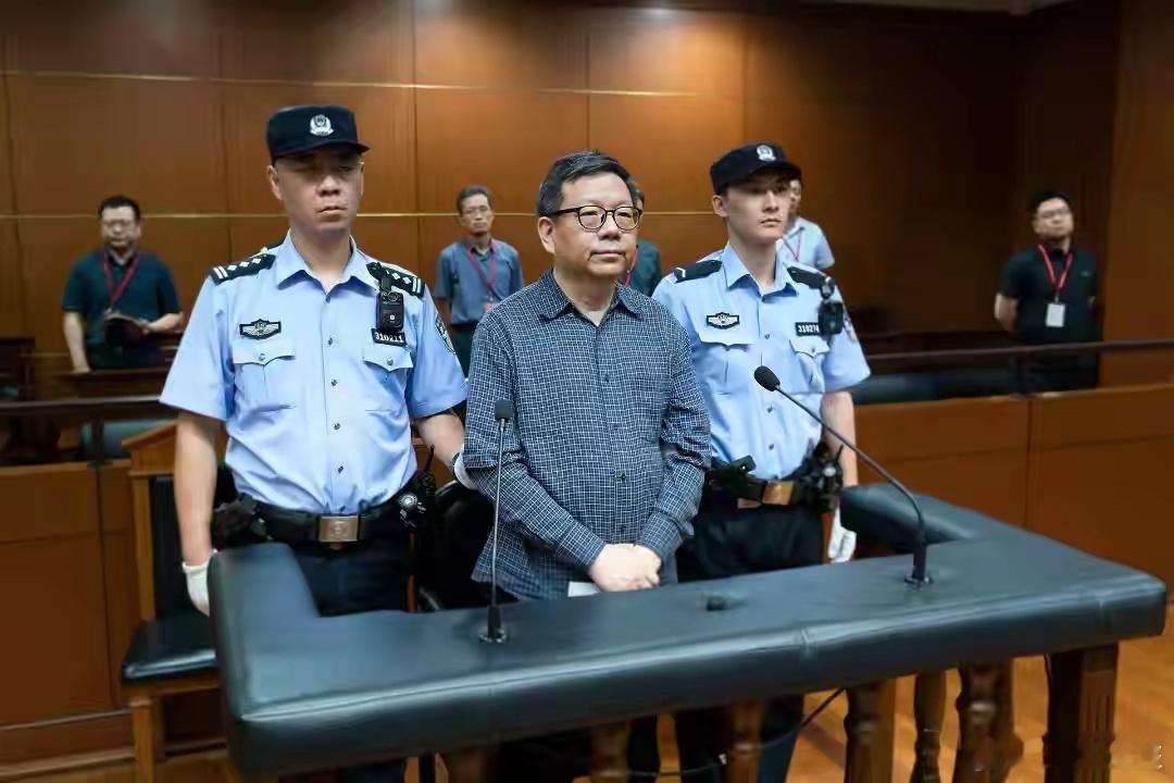 【侵吞公共财物1.54亿余元  上海市一国企原总裁周军被判死缓！】据上海二中院，