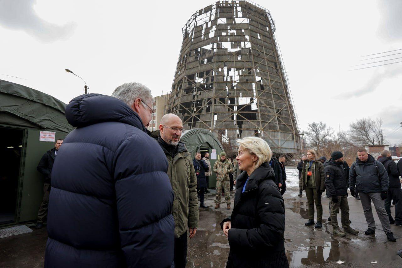 欧洲代表团参观基辅TPP-4f发电厂遗址，每个人脸上都带着笑容，尤其是“冯德莱尔