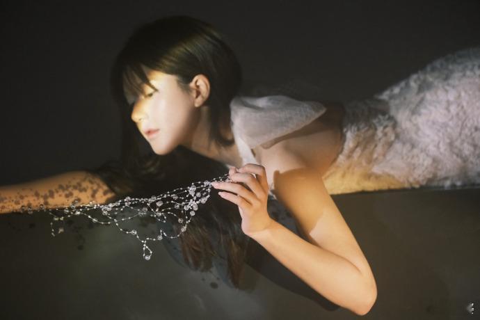 #赵露思白色挂脖羽毛裙#赵露思身着白色挂脖羽毛裙，宛如从仙境走来的精灵。羽毛轻盈