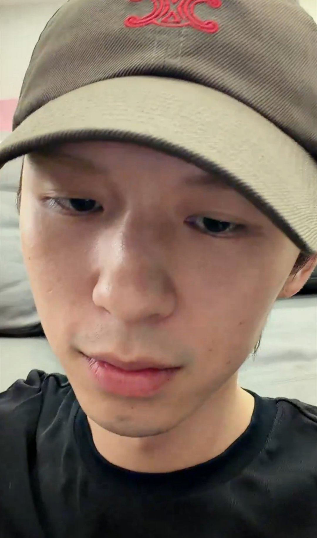 何浩楠偏要自己直播何浩楠直播随性自在，随心开播不搞繁琐流程，安安静静和粉丝闲谈分