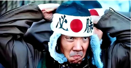 日本政客又搞事情？

在2025年8月10日晚上，数百名日本民众高举“反对战争”