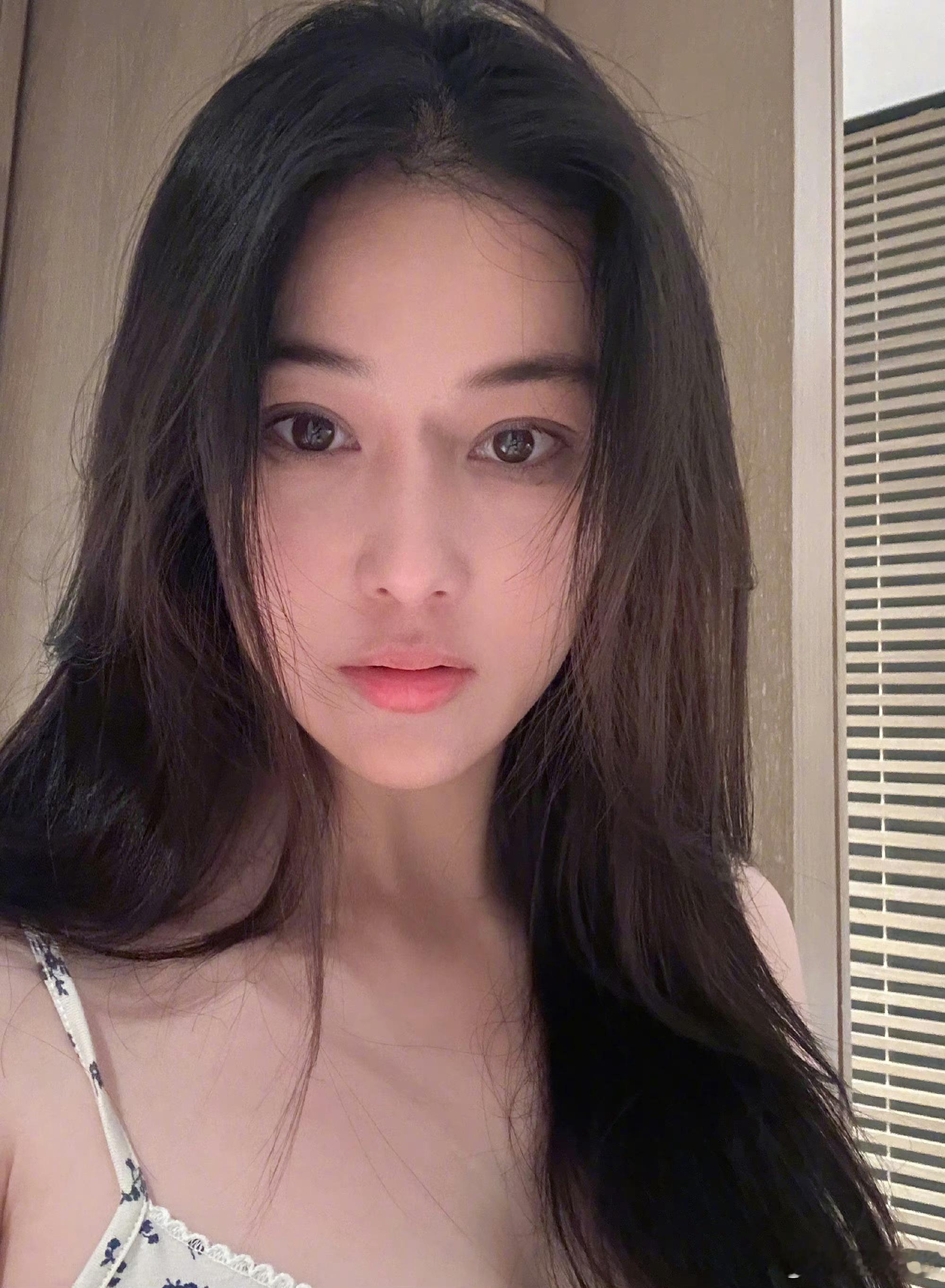 被张馨予笑晕了，刚画的的妆被自己揉晕了，漂亮小姐姐秒变国宝“大熊猫”🐼 ​​​