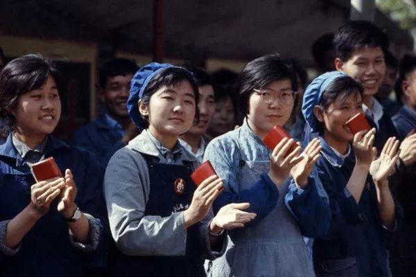 1973年，中国从日本进口了大批尿素，用完后把外边的袋子一染，刚好做一条裤子，这