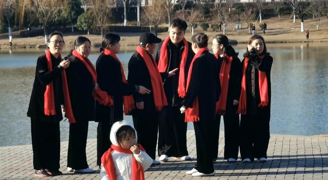 晒图笔记大赛前几天天气寒冷，外面活动的人不多。今天下午艳阳高照，龙湖公园里活动的