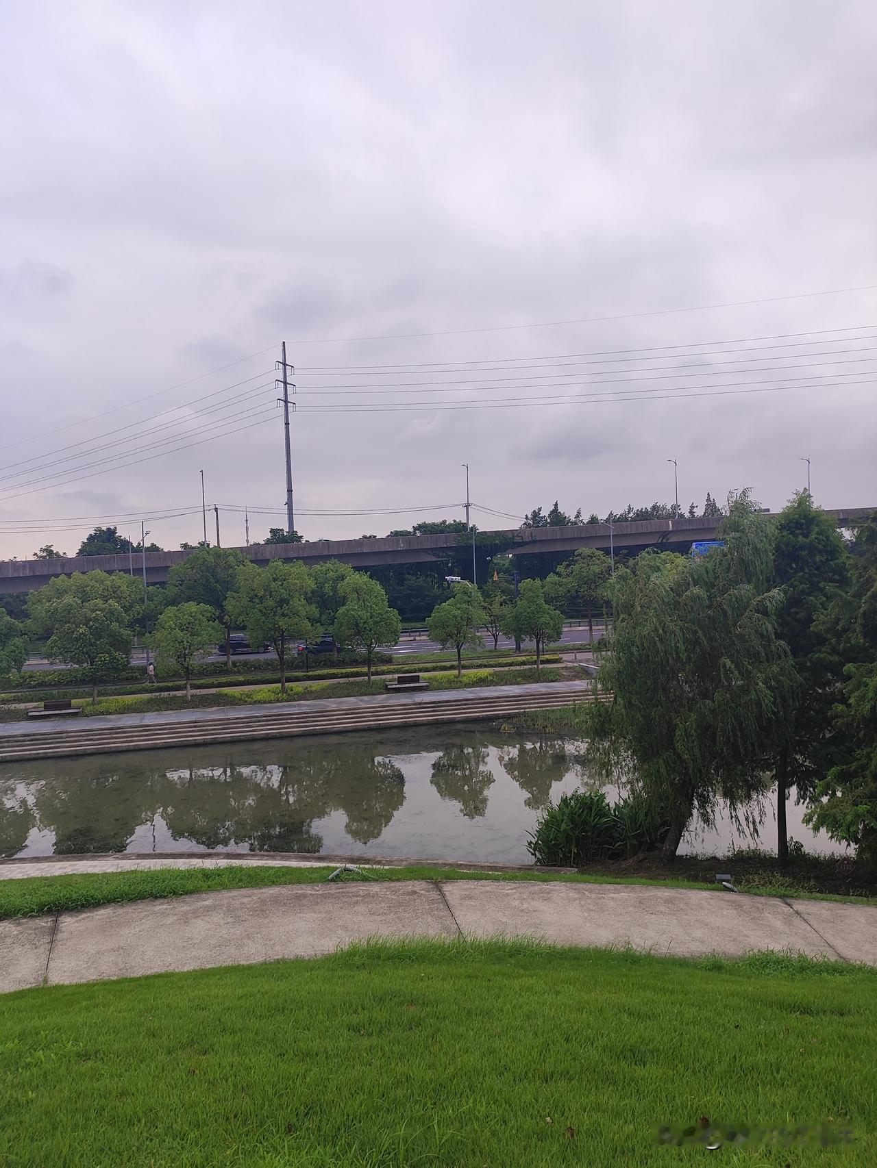 看火车了，最喜欢去这里看火车，心情不好的时候，心情好的时候都喜欢去这里看看火车?