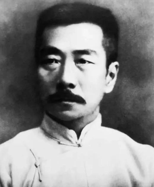 鲁迅正在开会，特务突然闯了进来问：谁是鲁迅？鲁迅淡淡的说，我们这里没人叫鲁迅。特