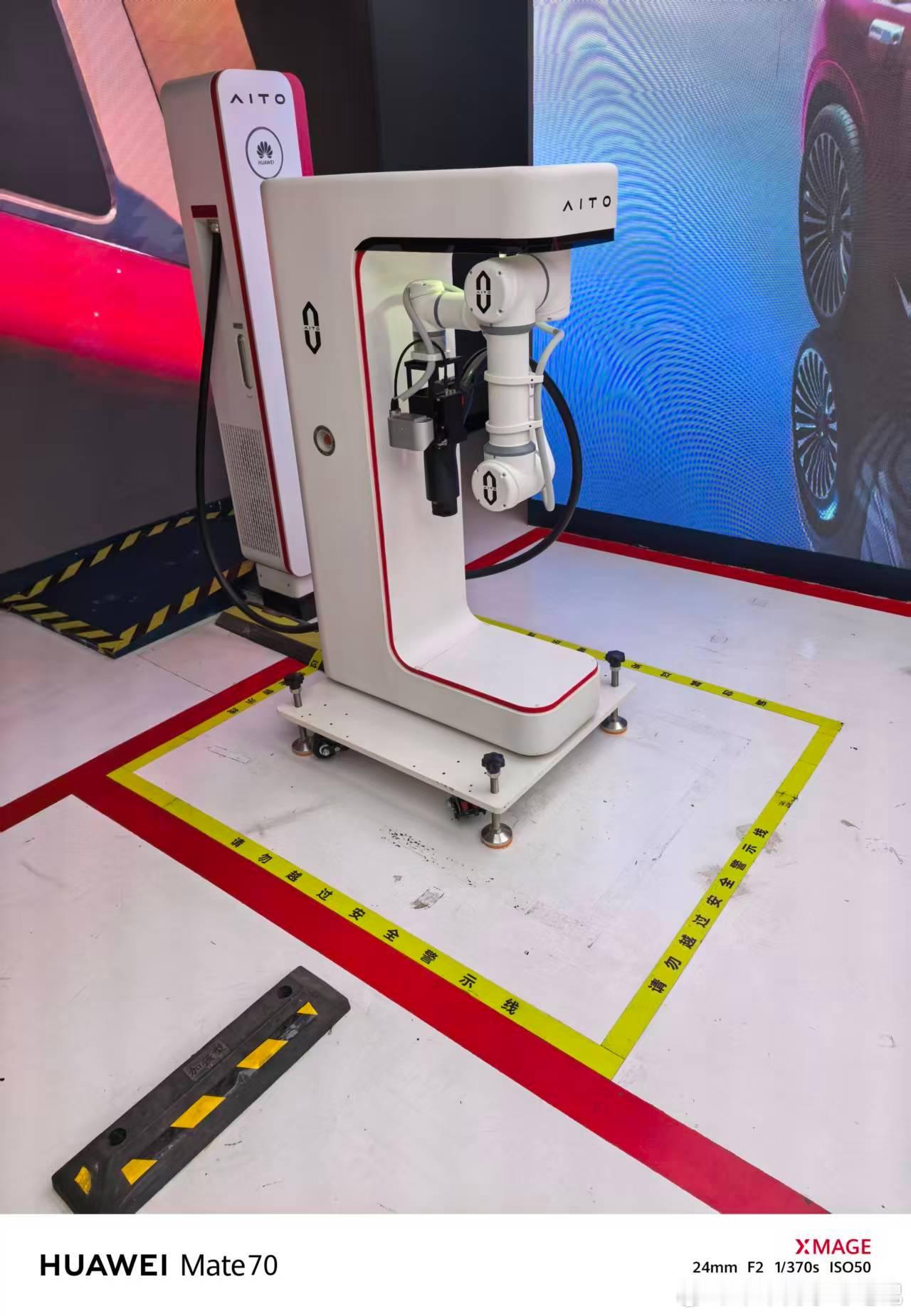 自动充电的机械臂估计明年会越来越多新能源汽车﻿