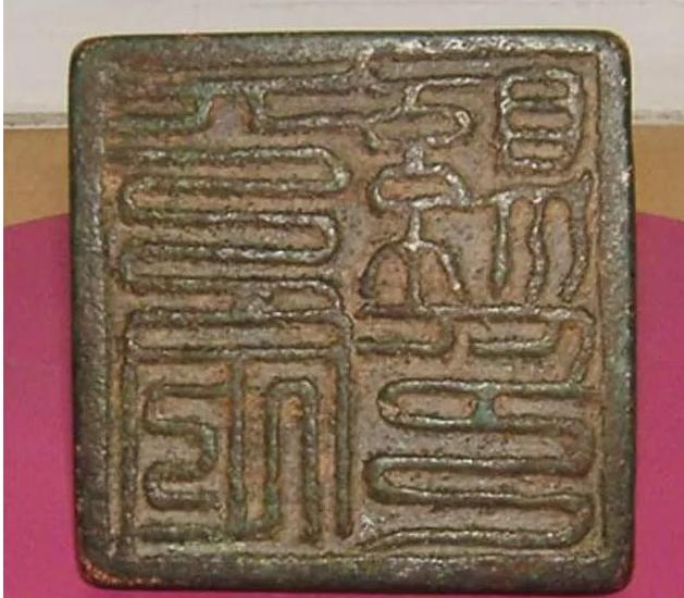 1950年，吉林省柳河县一位村民前往罗通山狩猎，于一处隐蔽阴暗的山洞内发现惊人景