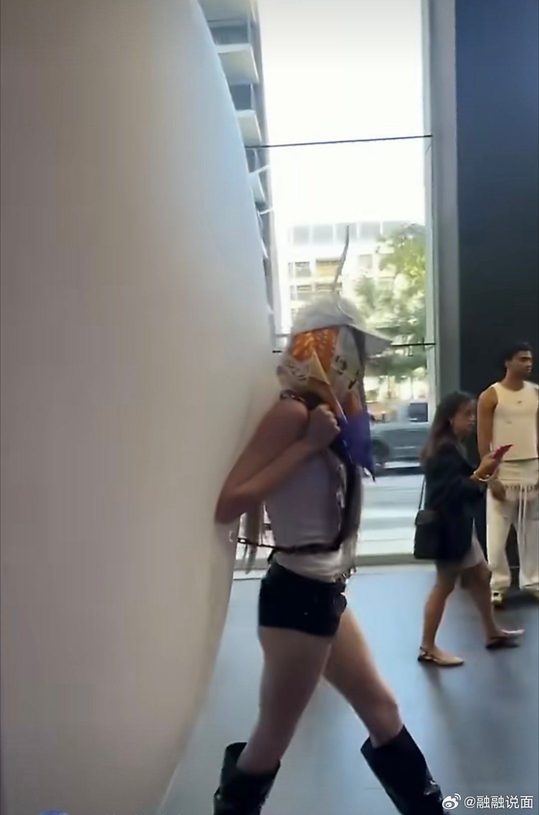 老马的大儿子，变成了大女儿，说是和他决裂，实际上还是天天吃老爹的流量。有个说法是
