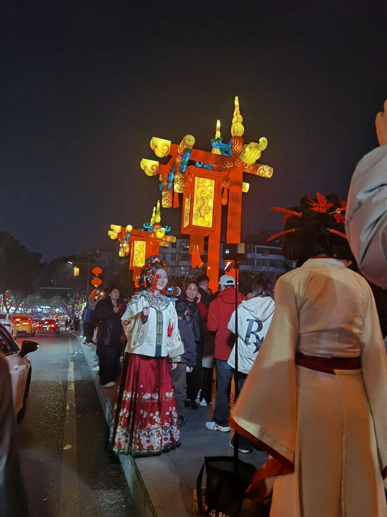 我与南京的故事与梧桐有关，轻盈，茂盛，鲜明，每1种色彩都是不一样的故事，每1片叶