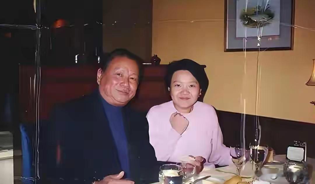 1995年，洪晃和父亲洪君彦的珍贵留影，照片里的洪晃，一袭粉色连衣裙，清秀大方，