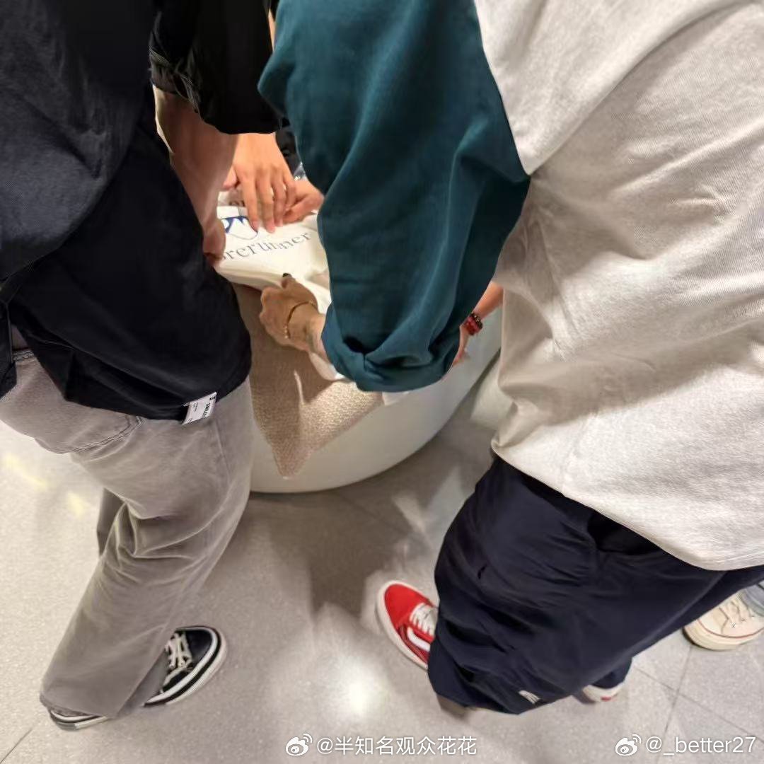 鹿晗你怎么又又又又又被偶遇奶茶店偶遇鹿晗鹿晗挂着labubu出门 ​​​