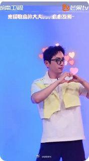 白客随舞直拍逐渐上头你好星期六白客在《你好星期六》跳舞真的太上头了！最初的紧绷模