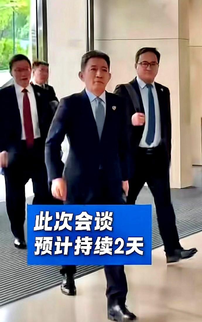 凌晨三点，手机亮着，我盯着那篇破，笑出声了。

美国？急了。不是一般急，是裤衩都