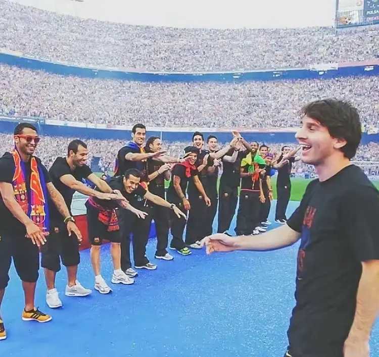 在这张照片中，现场9万多球迷加上巴萨球员都在向梅西膜拜致敬，那一年，梅西才23岁