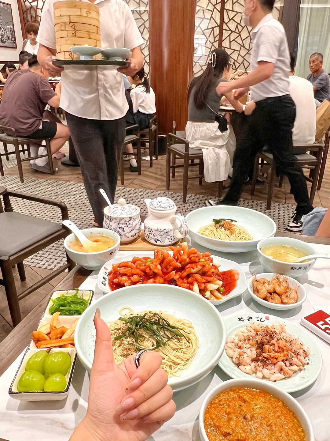 来上海外滩！直奔这家蟹黄面…