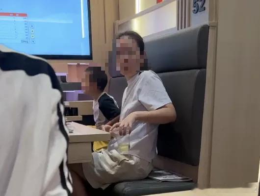 北京一寿司郎店内女子给孩子接小便【涉事门店服务员称普通店员没法阻止】9月3日，一