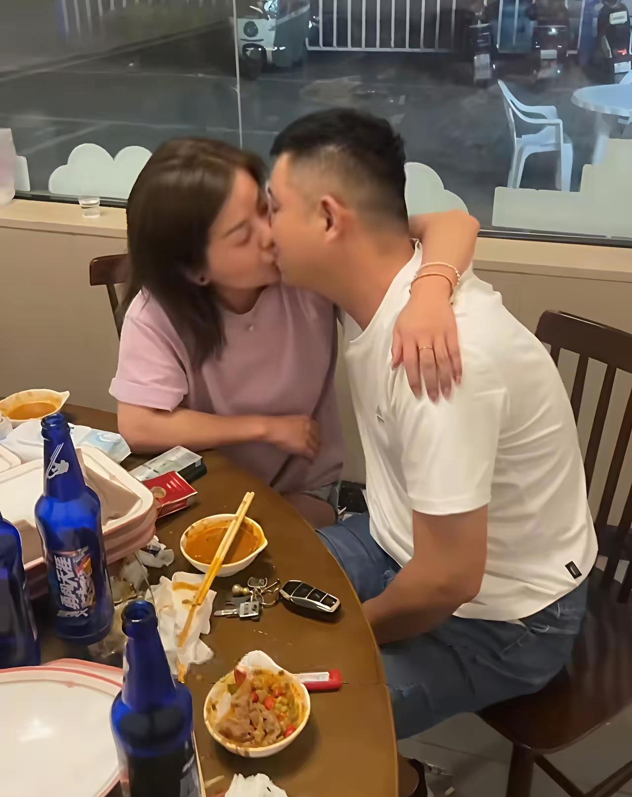 有人急着披金戴银，有人忙着遮穷蔽酸！
 
同学聚会早成了名利场
不是叙旧 是炫富