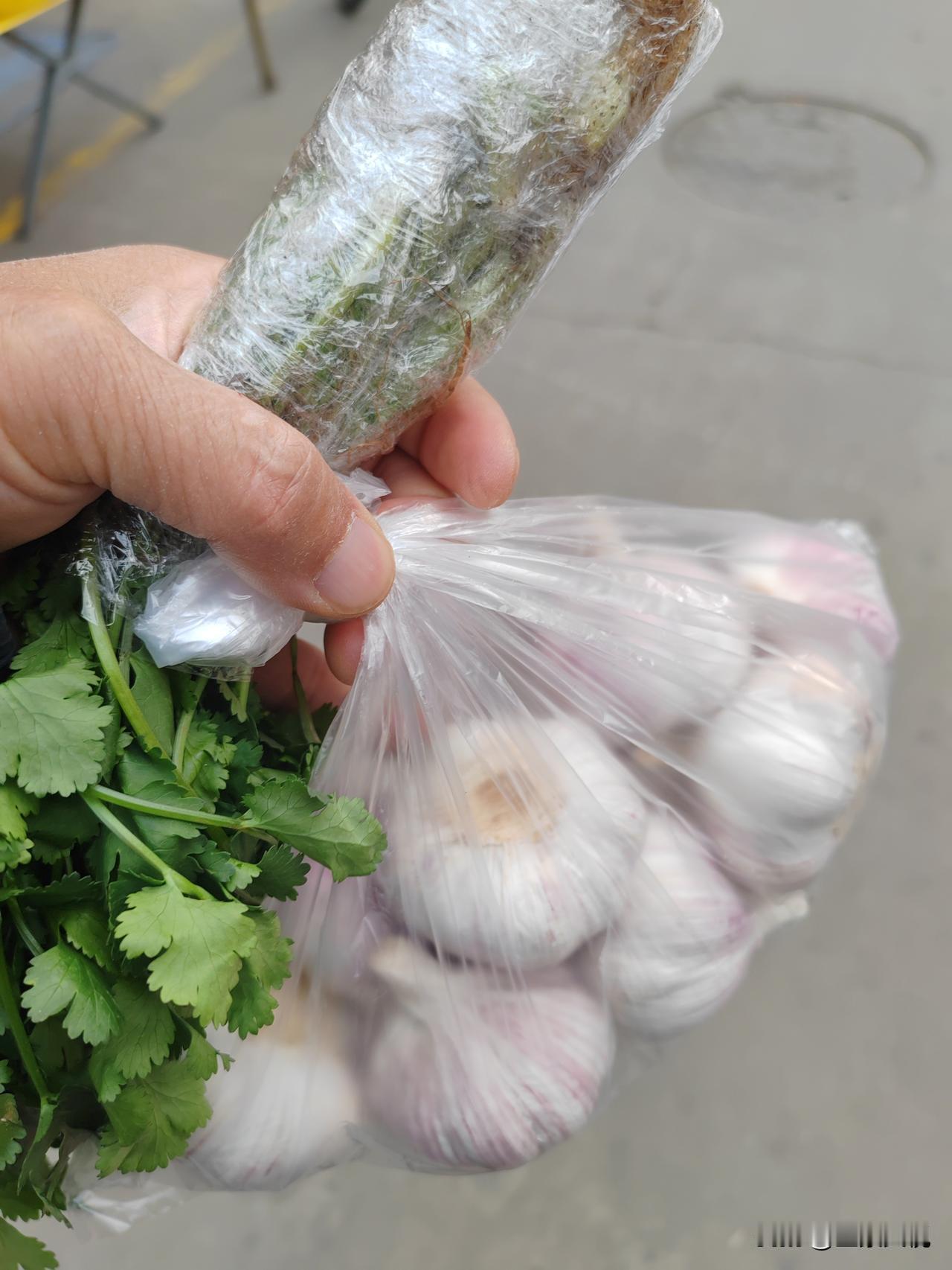 临近过年了，西安城北超市里的菜涨疯了，刚刚买了一点香菜和大蒜，价格让我震惊！
 