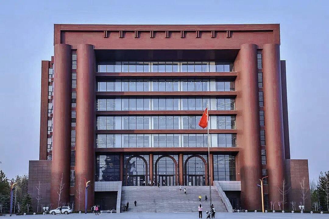 明天，我受邀回母校河北大学，为文学院的学生做一场题为《让读书引领我们的生活》的公