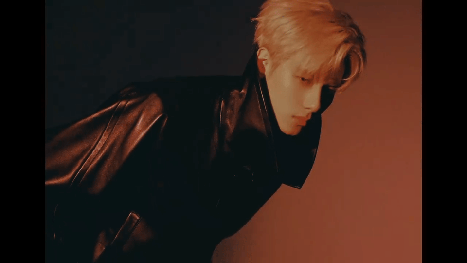 胡先煦上海路透生图生图直出颜值抗打，身形利落骨相出众，走路的气场又帅又有范儿！ 