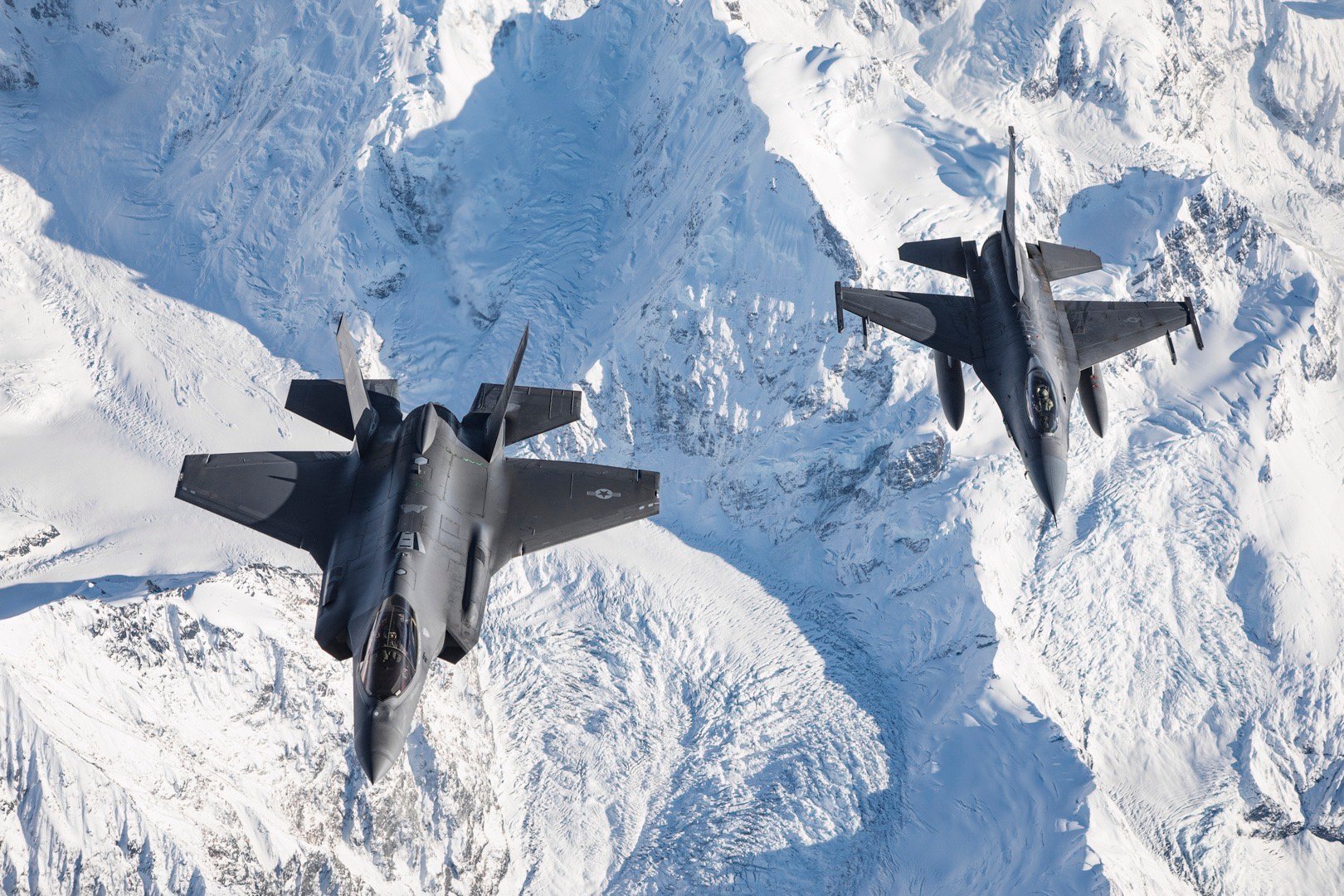 #航空新视野[超话]# 美国空军的F-35A隐形战斗机和美国海军航空兵的F-35