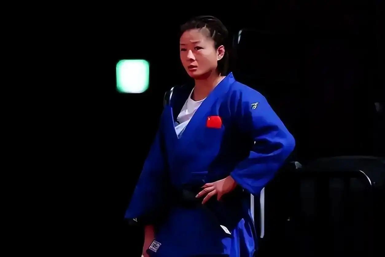 这事儿闹得，亚运会柔道赛场上，唐婧那口“牙印”直接把自己给咬没了。
 
很多人盯