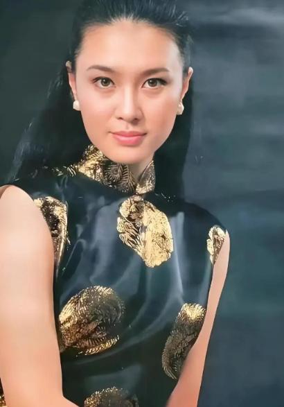 她爸是文化部局级干部，她妈是中央音乐学院教授，她外祖父是民国东北军高级将领，这么