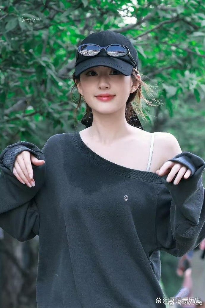 赵露思大热天40度穿卫衣拍戏，衣服都湿了，演员这碗饭一般人确实吃不了。 ​​​