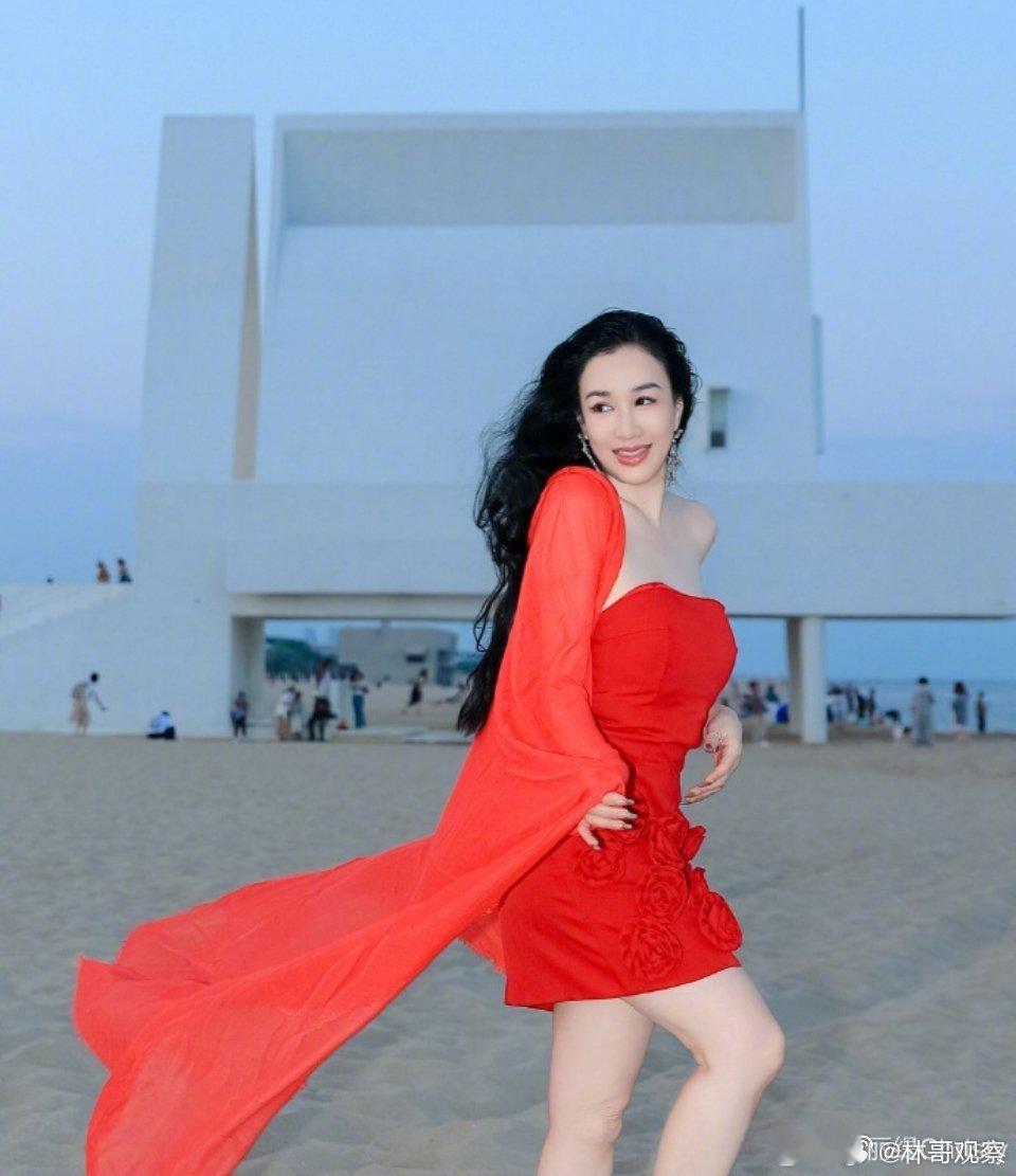 钟丽缇e人天花板偶遇钟丽缇练舞55岁的钟丽缇在酒店大堂即兴跳舞，这状态我真服了！