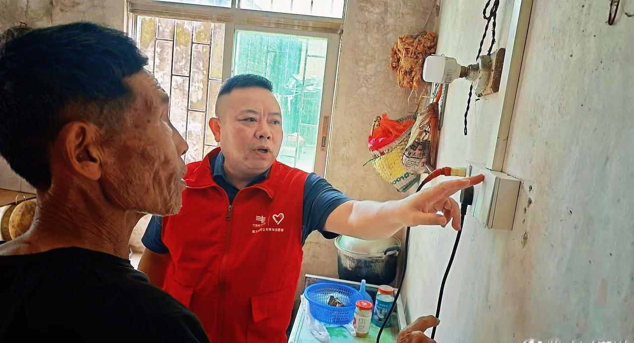 【灯暖老屋，情暖民心】“亮了！全都亮了！”7月7日，南方电网广东江门台山供电局北