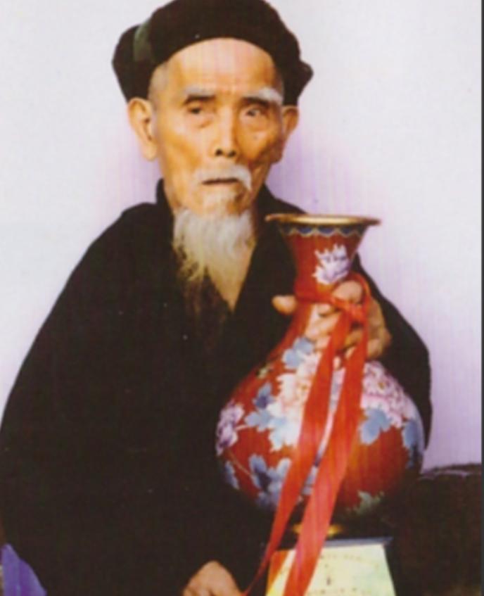 “中国长寿之王”龚来发，活到了133岁一辈子都没有结婚，令人惊讶的是，他有个坚持