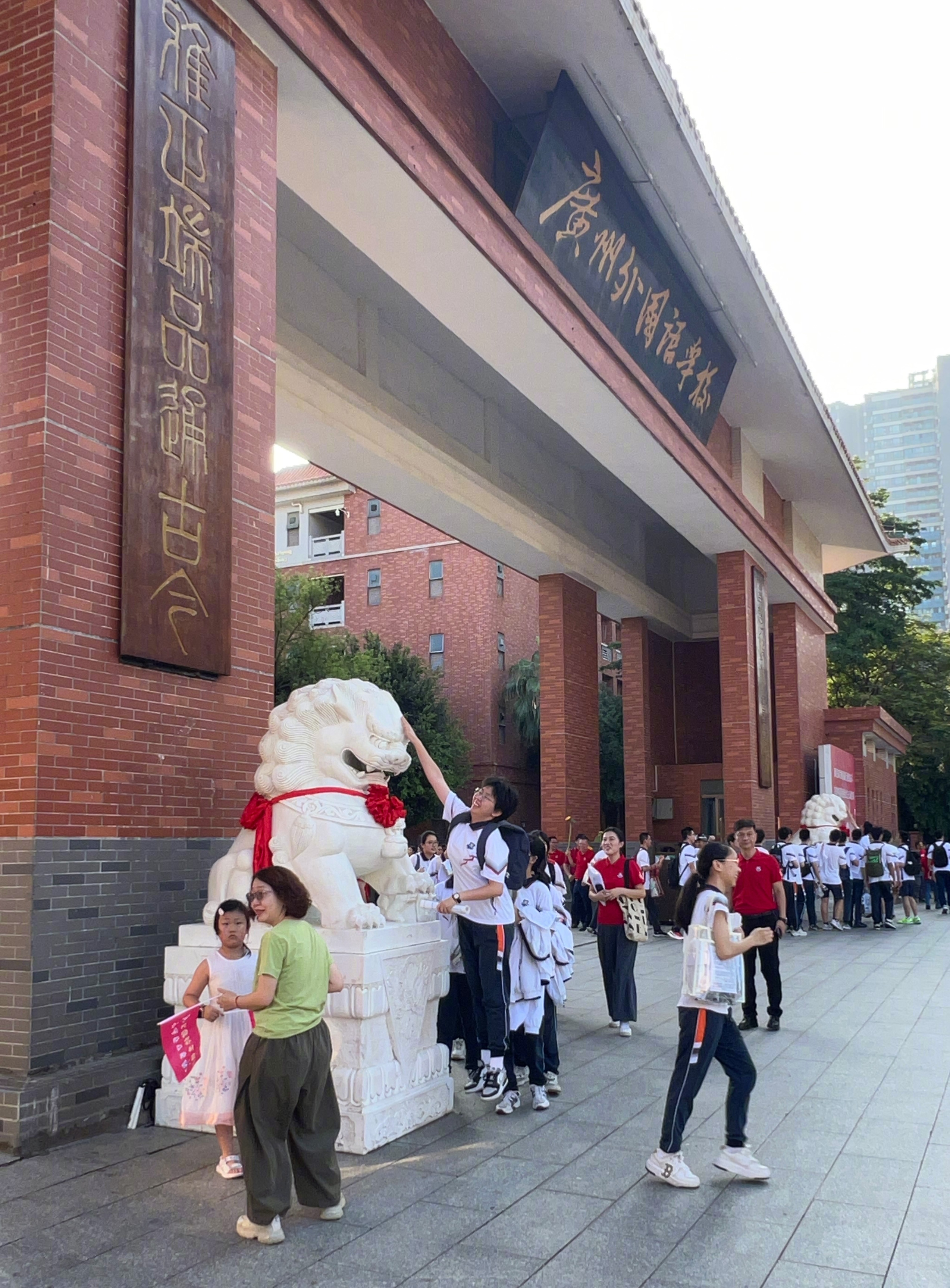 #2025年高考加油#摸摸狮子头，万试不用愁。6月7日早上7点多，广州外国语学校