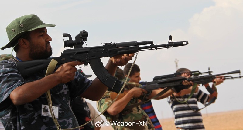 #兵器影像[超话]# 这个组合有意思——2011 年，利比亚武装分子使用的配备 